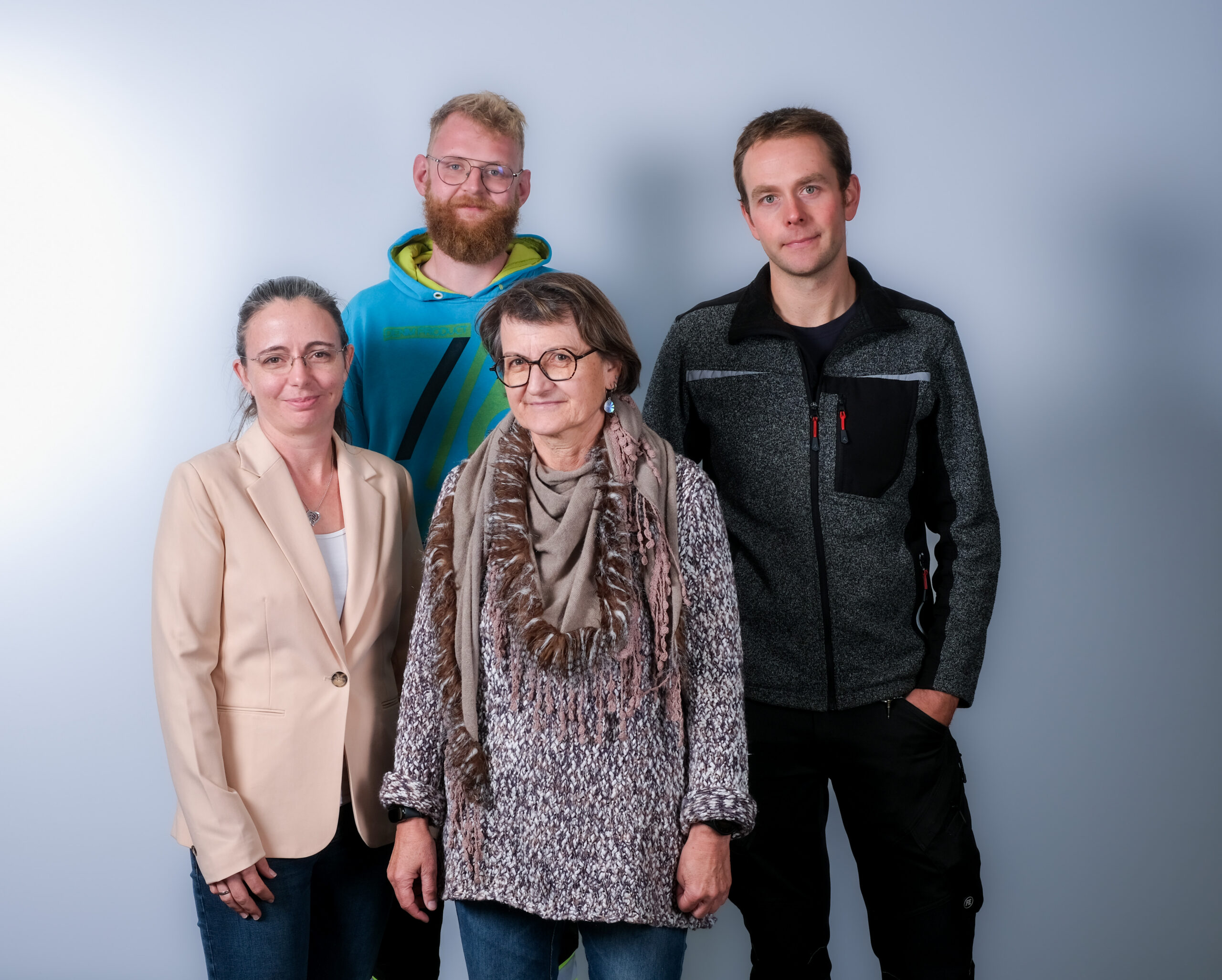 Teamfoto der Pöringer Gruppe vor der Zentrale